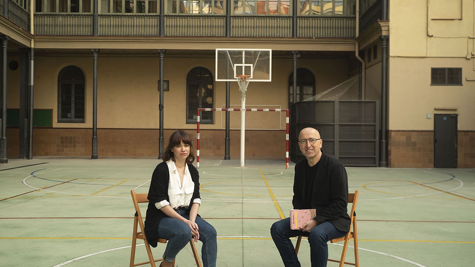 La escritora Elisa Victoria con Òscar López durante la entrevista