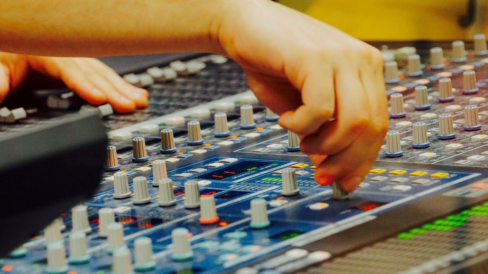 Técnico de sonido en radio