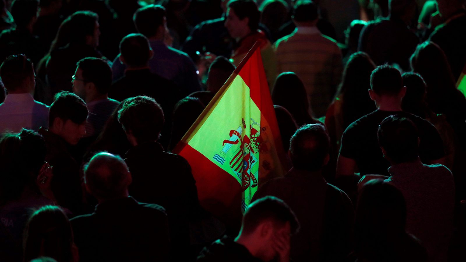 Simpatizantes de Vox en la Plaza Margaret Thatcher, en Madrid, en la noche electoral del 28A
