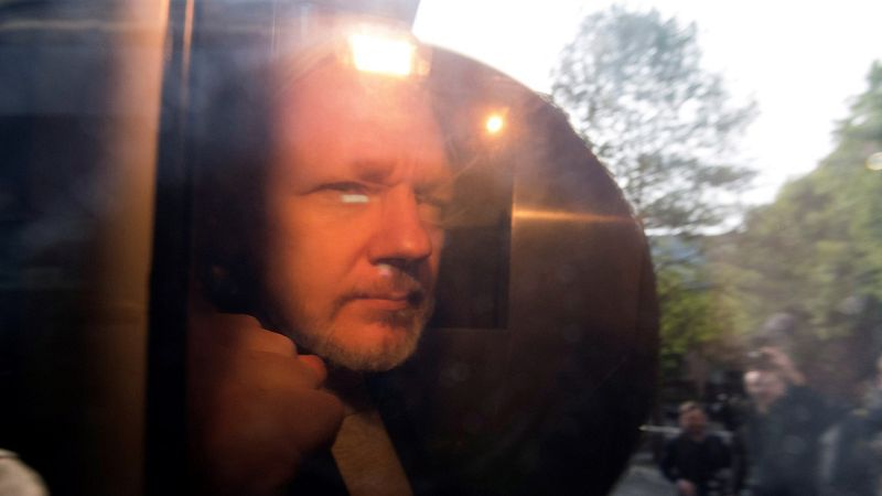 Assange, condenado en Reino Unido a 50 semanas en la cárcel por violar la libertad condicional 