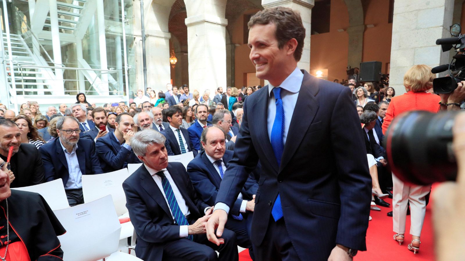 Pablo Casado pasa por delante de Ángel Garrido en los actos del Dos de Mayo