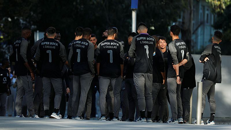 La plantilla del Oporto visita a Casillas en el hospital