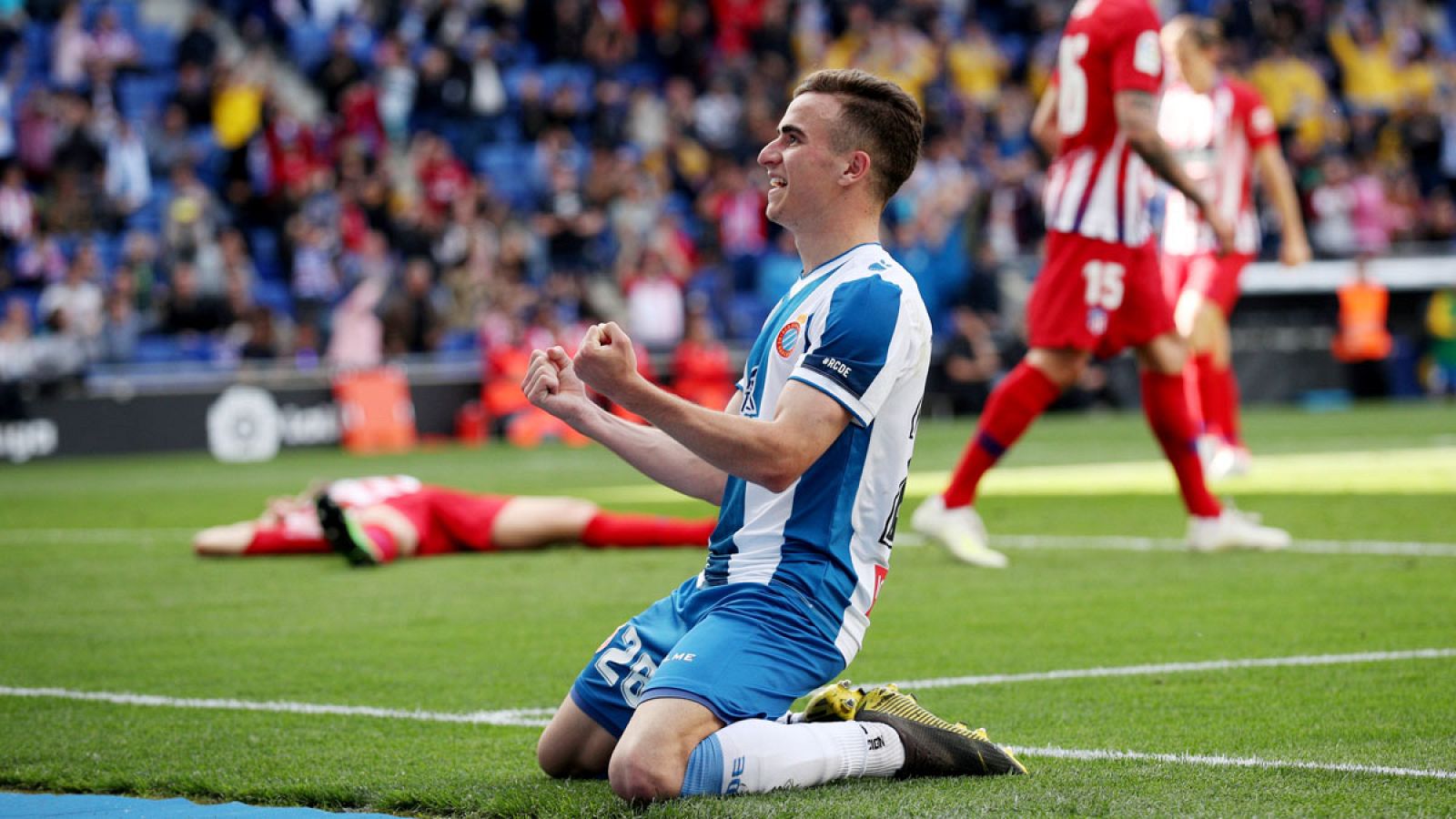 Adrià Pedrosa festeja mientras Godín se derrumba