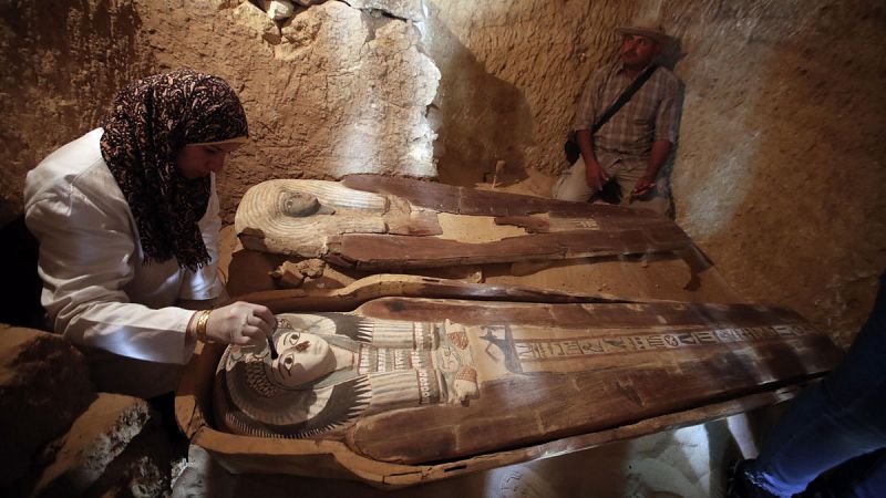 Una misión arqueológica egipcia descubre tres nuevas tumbas bajo la sombra de las pirámides de Giza