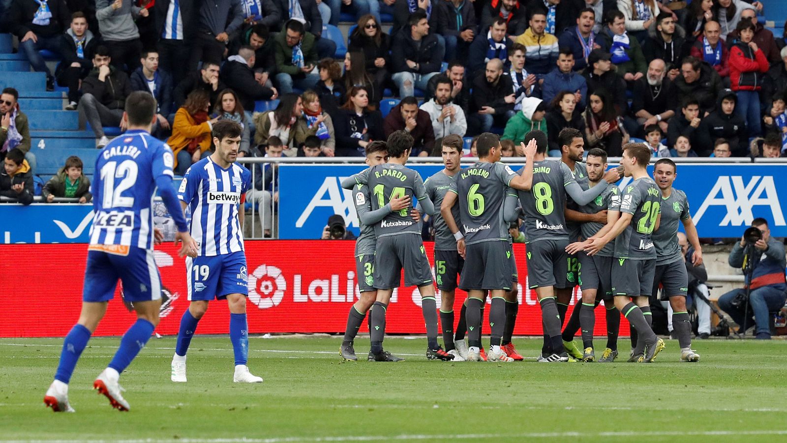 La Real sueña con Europa tras ganar al Alavés