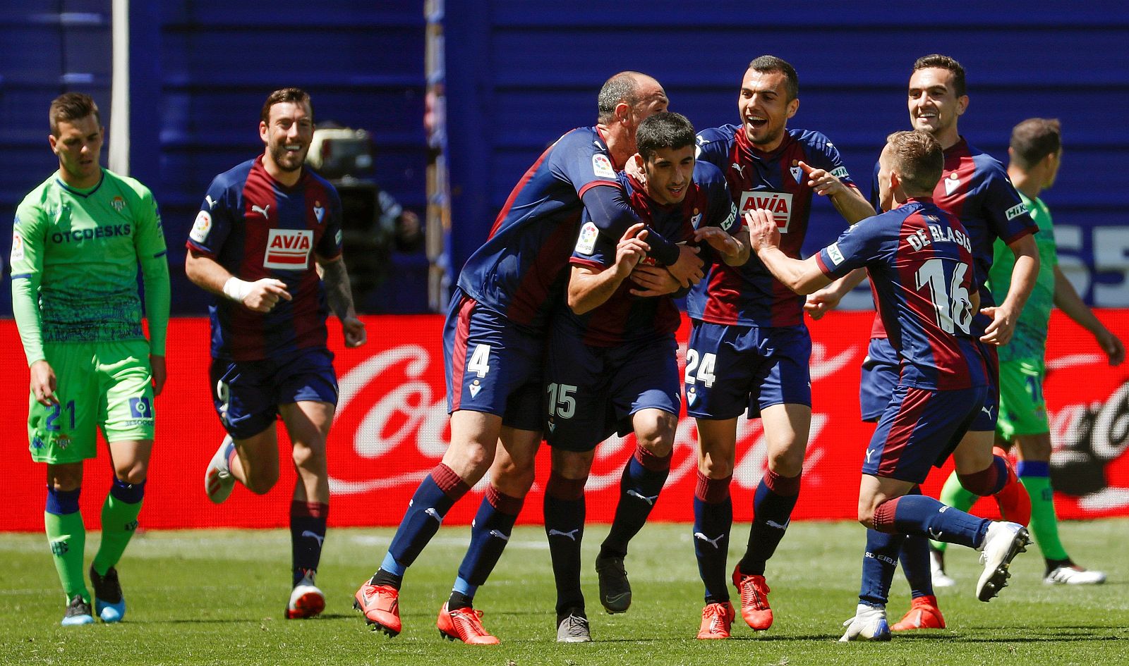 Los jugadores del Eibar celebran el gol de José Ángel 'Cote' ante el Betis