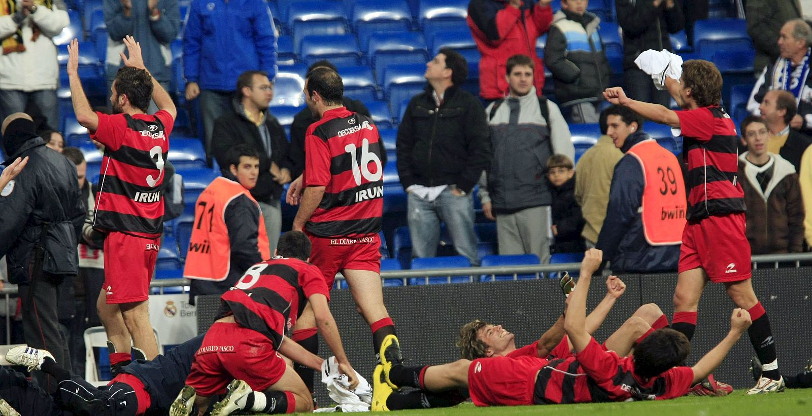 Los jugadores del Real Unión de Irún celebran su pase a los octavos de final de la Copa del Rey de futbol, tras eliminar al Real Madrid en el Santiago Bernabéu.