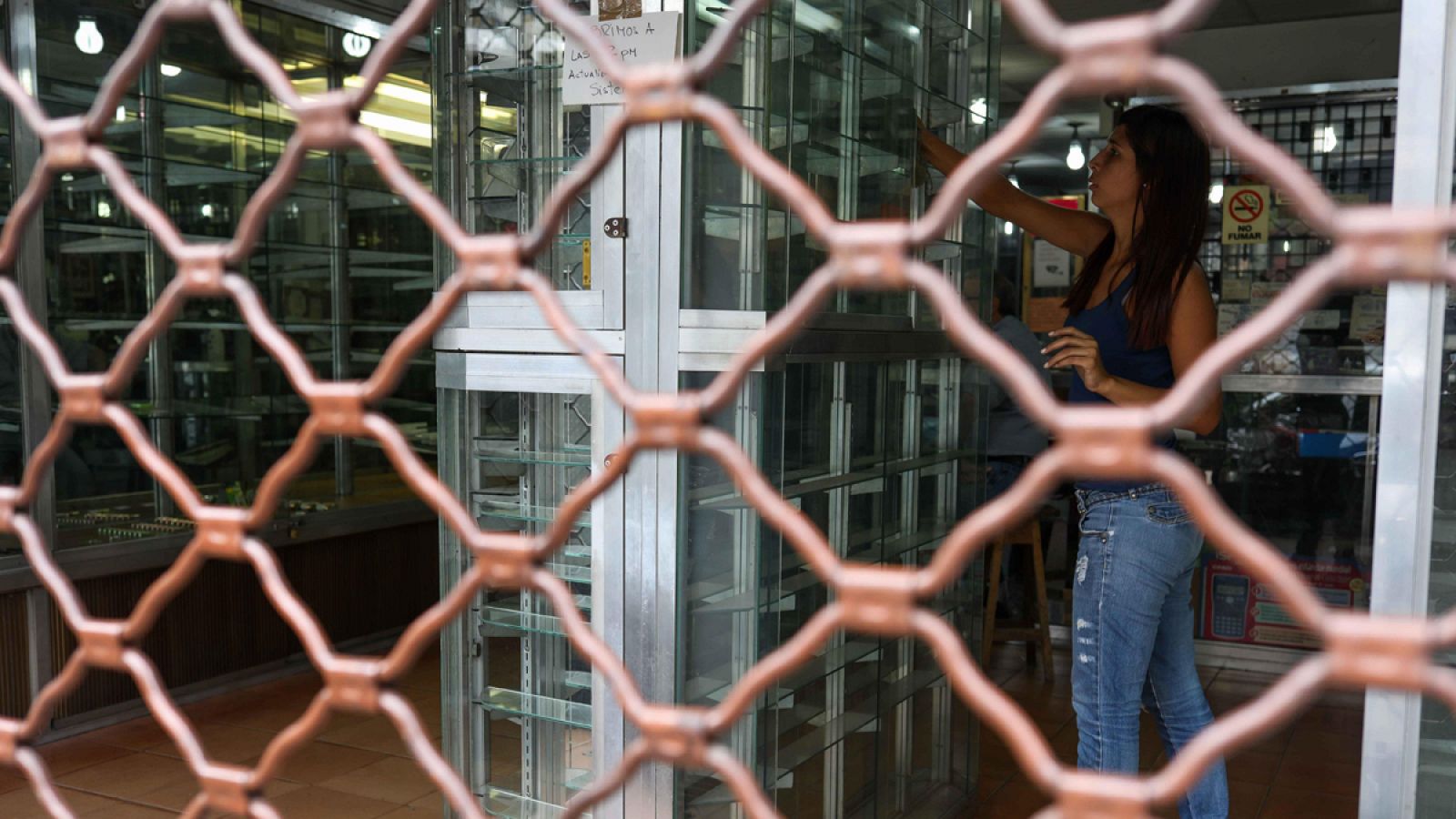 Un local comercial con la persiana bajada