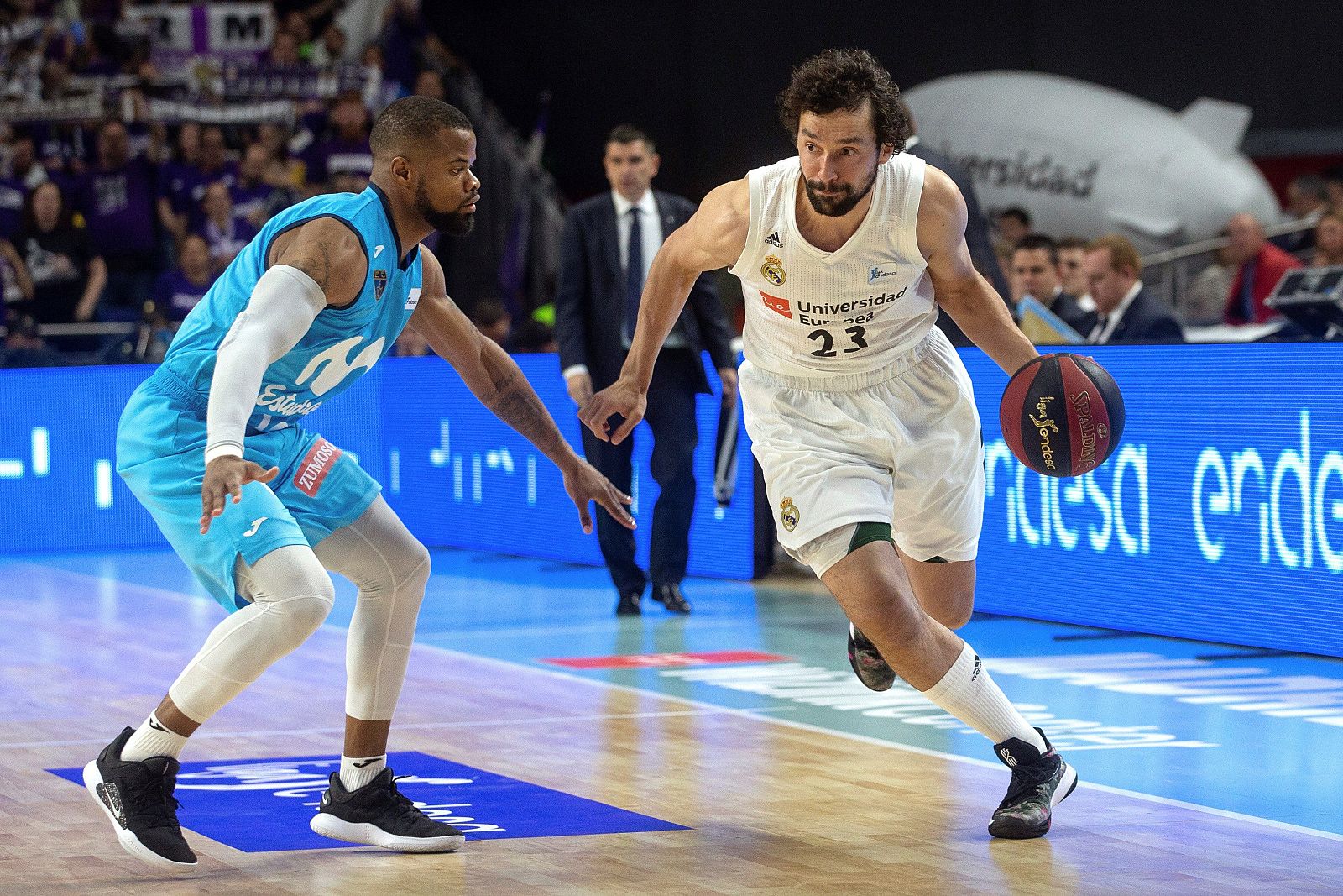 Sergio Llull (d) juega la pelota ante Omar Cook durante el partido.