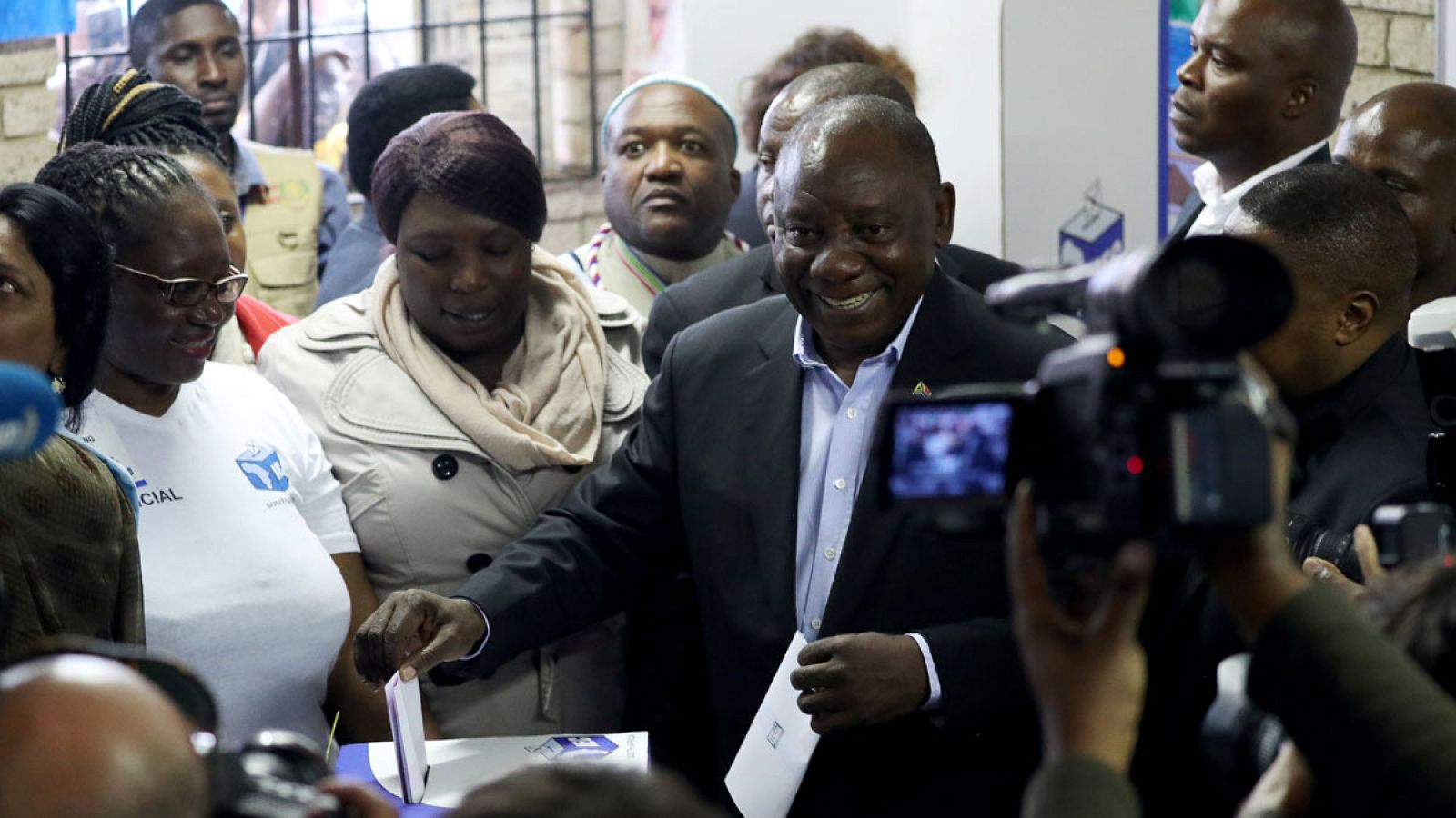 El presidente de Sudáfrica, Cyril Ramaphosa, vota en las elecciones del miércoles