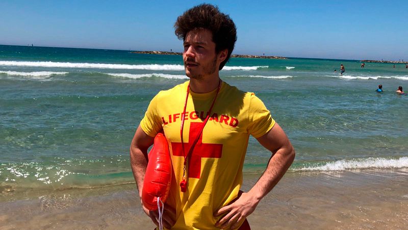 Miki, baywatch por un da en las playas de Tel Aviv