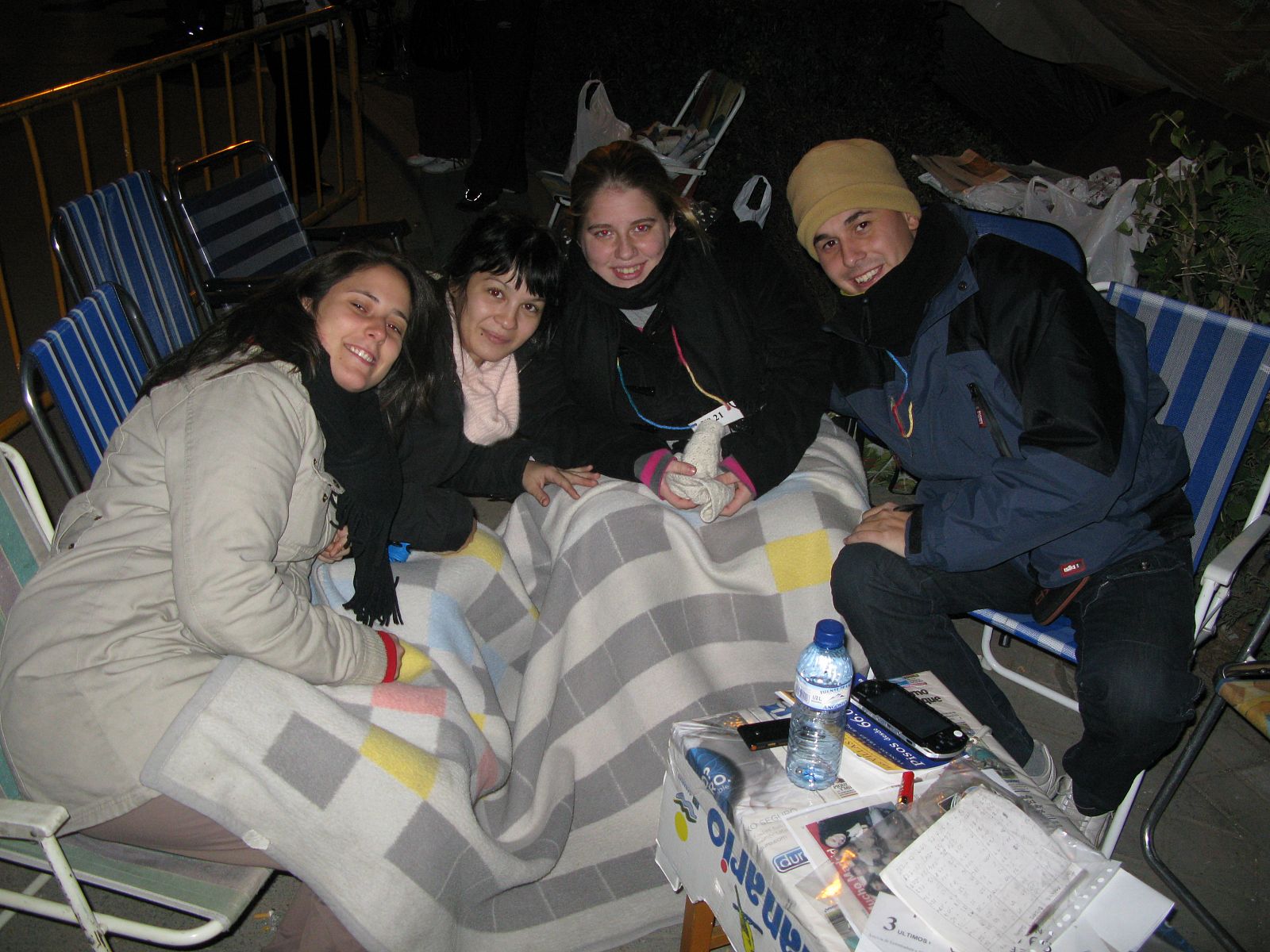 Un grupo de jóvenes hace cola en Fuenlabrada por un piso