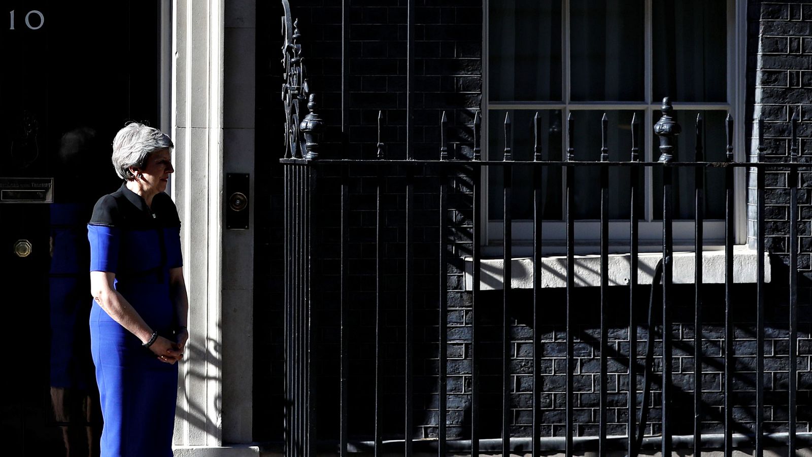 La primera ministra británica, Theresa May, a la puerta del 10 de Downing Street