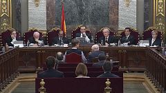 Dos versiones contrapuestas del 1-O tras 422 testigos: insurrección violenta frente a resistencia pacífica
