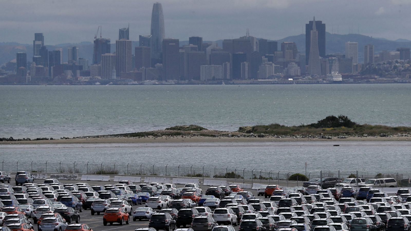 Fotografía de archivo de un almacén de vehículos nuevos en Richmond, California