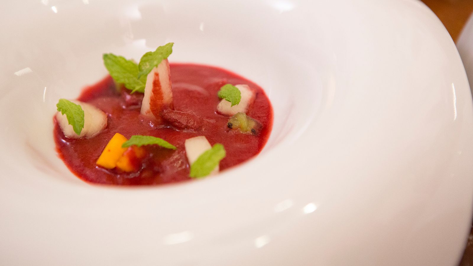 Gazpacho de frutos rojos con gelatina de melocotón