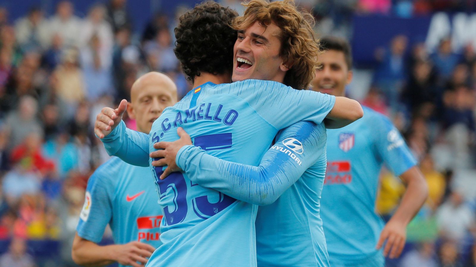 Griezmann y Camello celebran el gol del empate