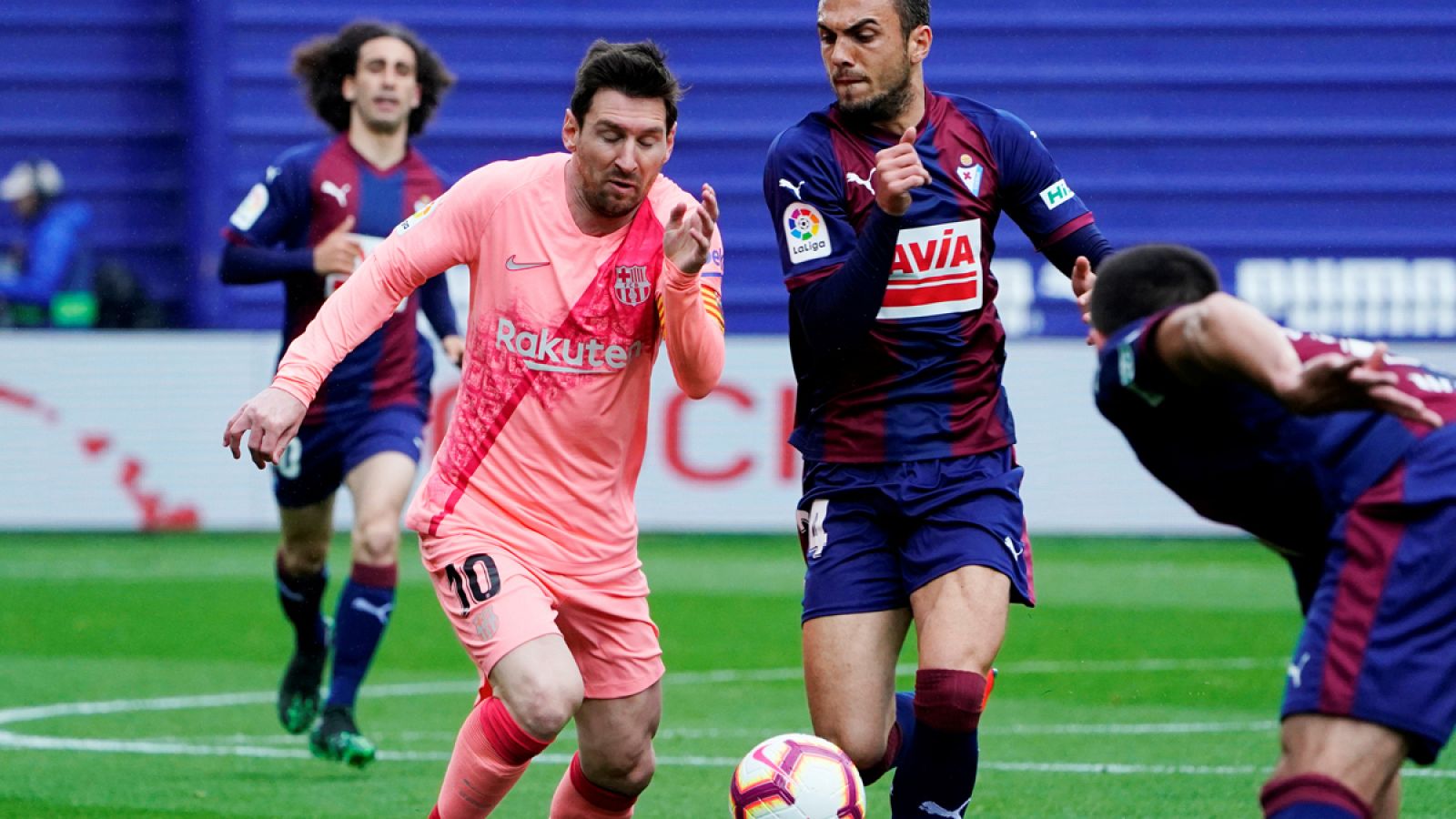 Pugna entre Messi y Jordán