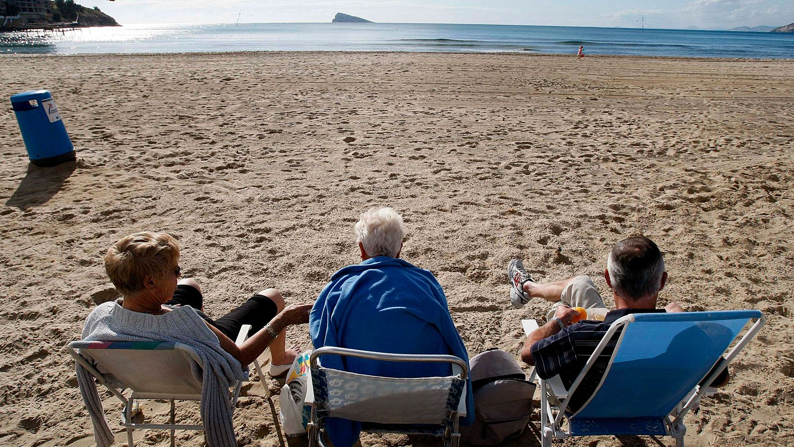 Tres personas disfrutan de un soleado dia en la playa de Levante de la localidad alicantina de Benidorm en una imagen de archivo