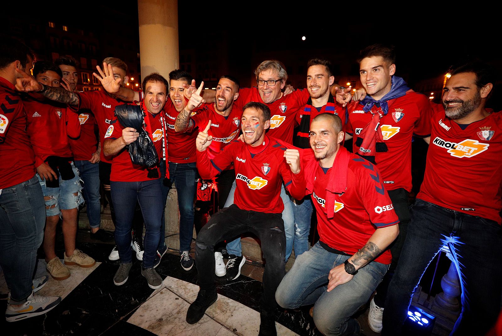 Afición rojilla, jugadores y cuerpo técnico se unen en la fiesta del ascenso de Osasuna