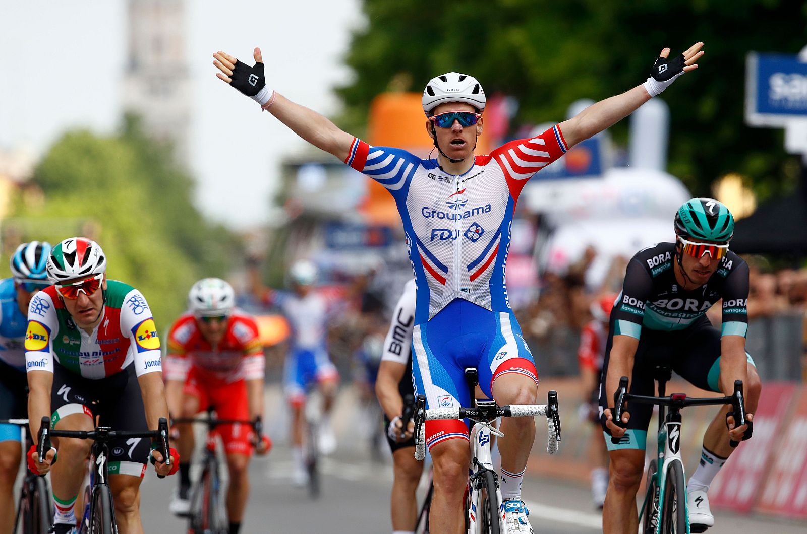 El francés Arnaud Demare celebra su victoria en el 'sprint' de Módena.