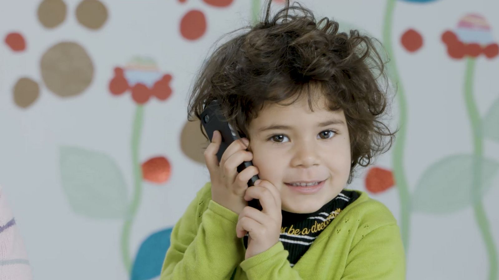 Los niños ayudan a sus amigos, los peluches a resolver sus problemas