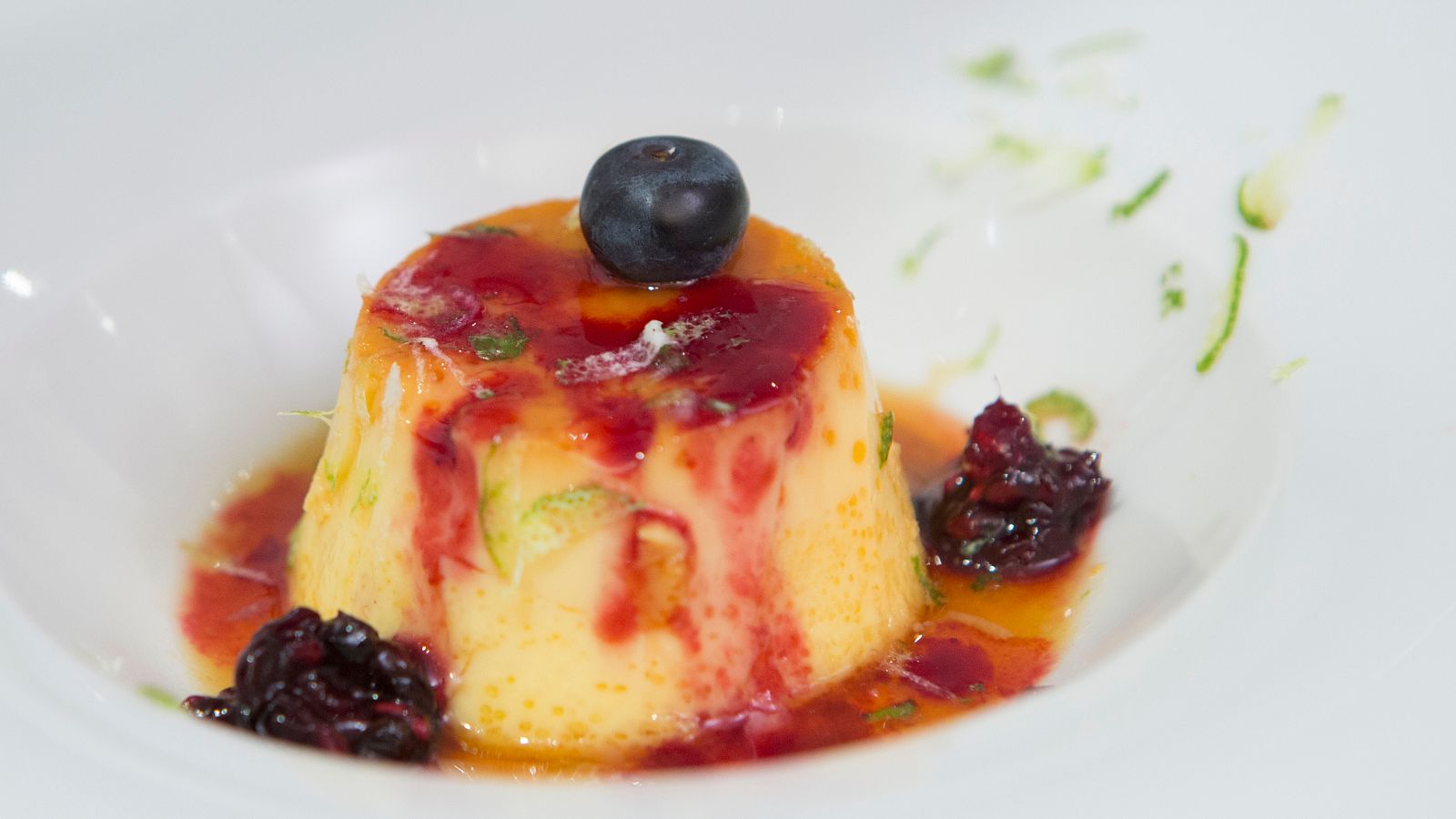 Flan de naranja y frutos rojos
