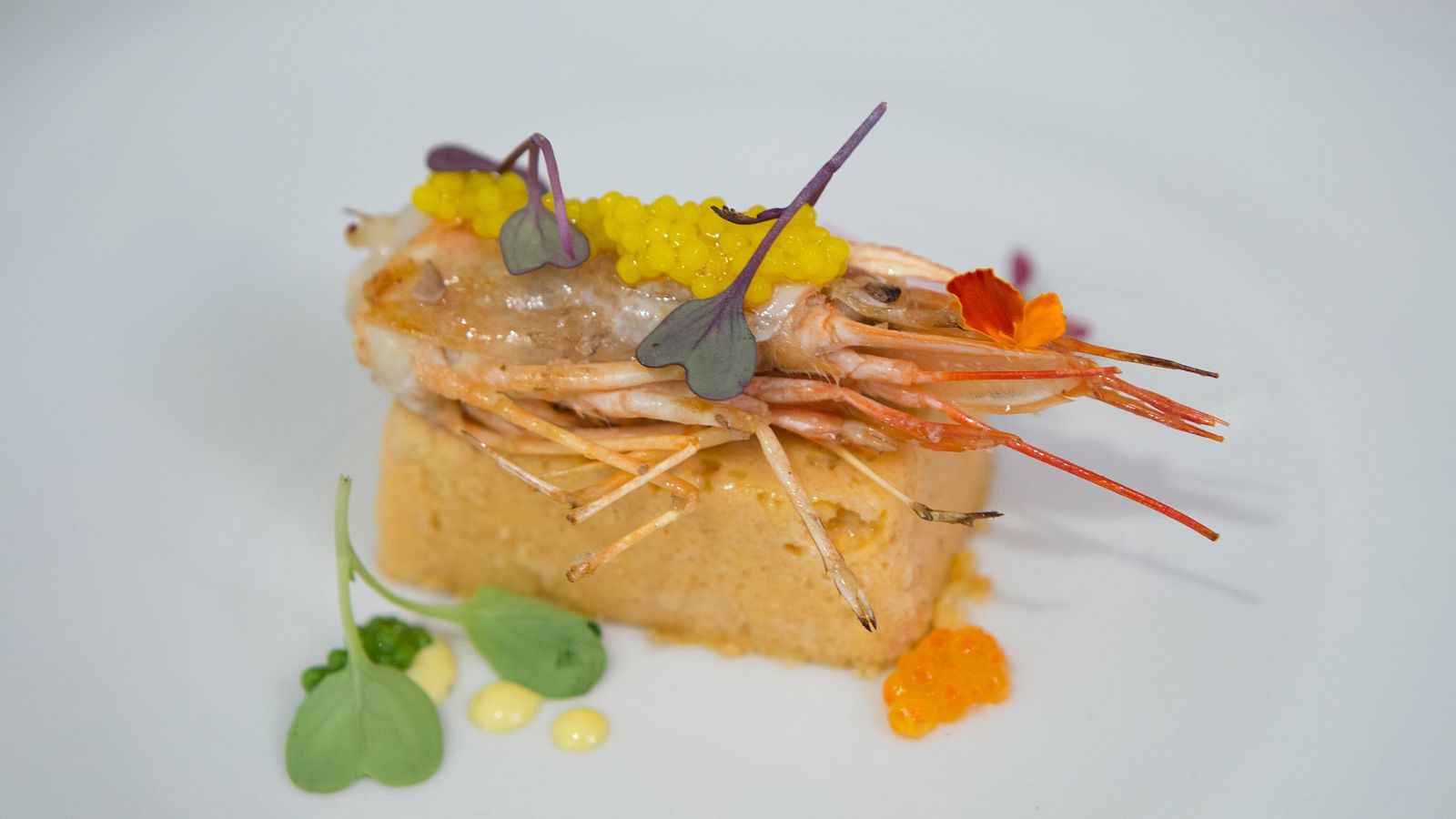 Pastel de merluza con mayonesa de wasabi y ensalada con vinagreta de mostaza y miel