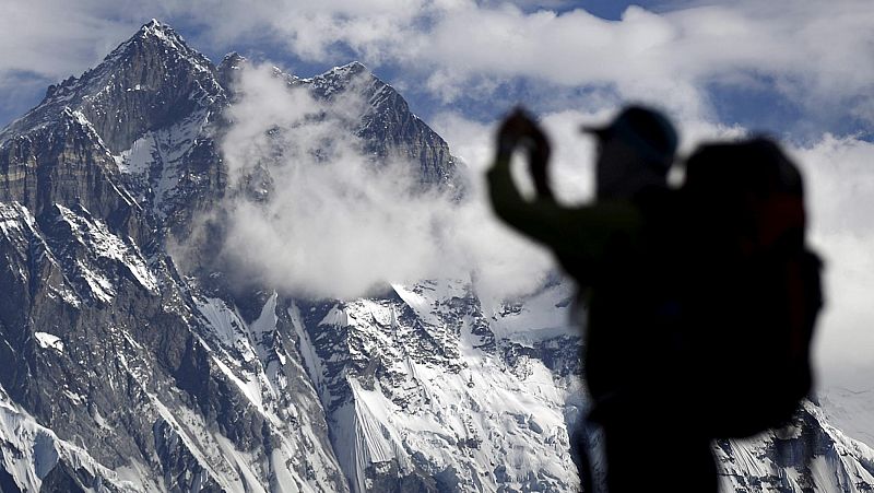 Mueren ocho personas en el Everest en el atasco para hacer cima