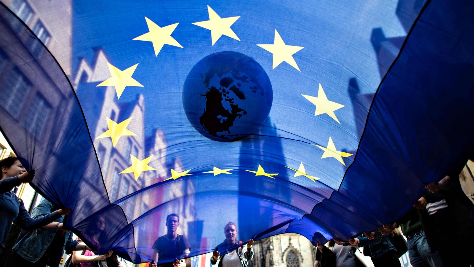 Varios jóvenes sostienen una bandera de la Unión Europea en una manifestación contra el cambio climático en Alemania