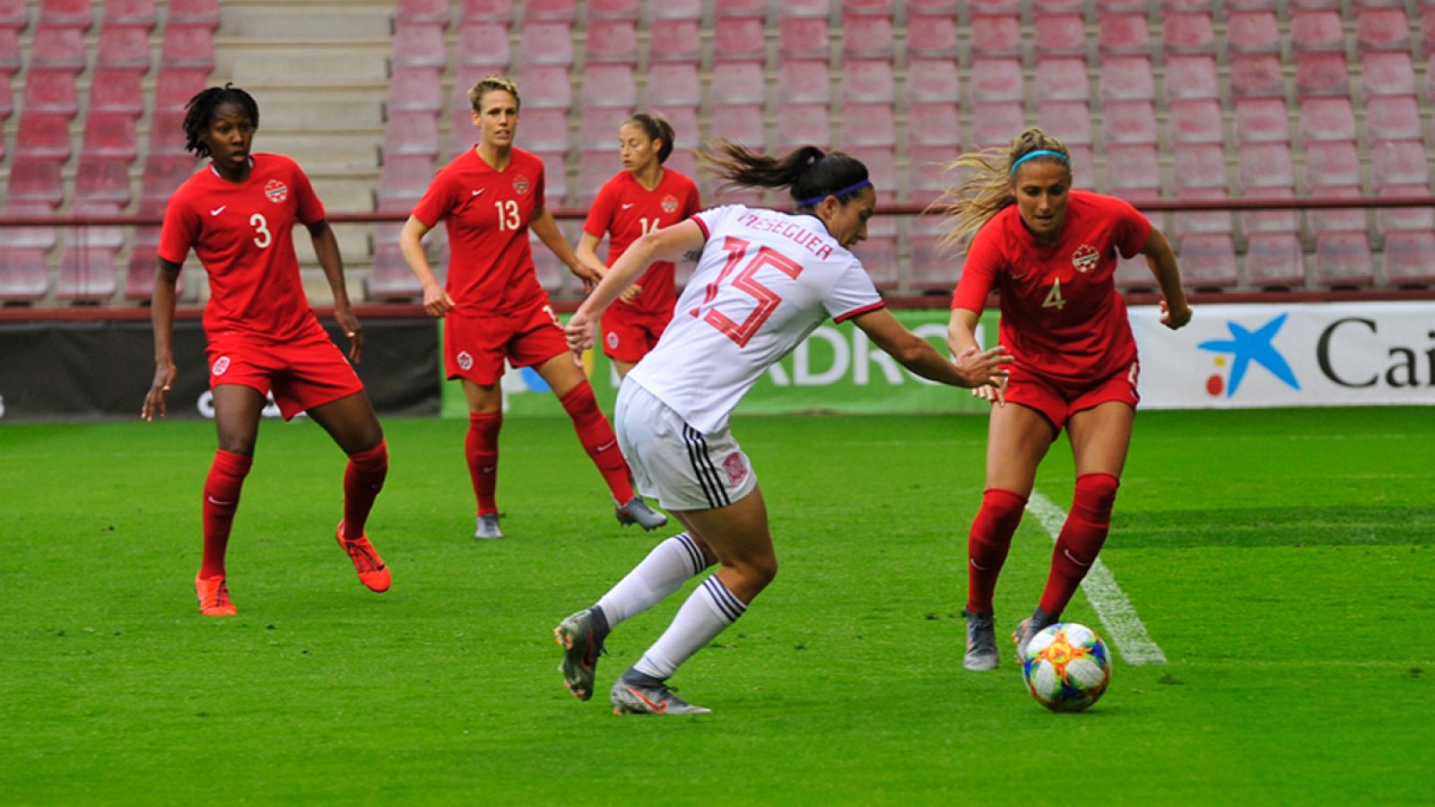 'Mesi' (Silvia Meseguer), rodeada de jugadoras canadienses