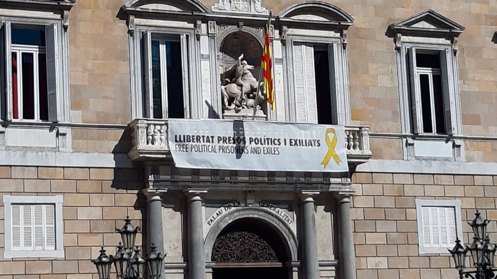 La Junta Electoral Central da un plazo de 48 horas a Torra para retirar lazos y esteladas de edificios públicos