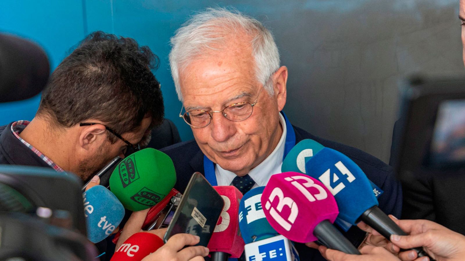 El ministro de Asuntos Exteriores en funciones Josep Borrell durante unas declaraciones a los medios