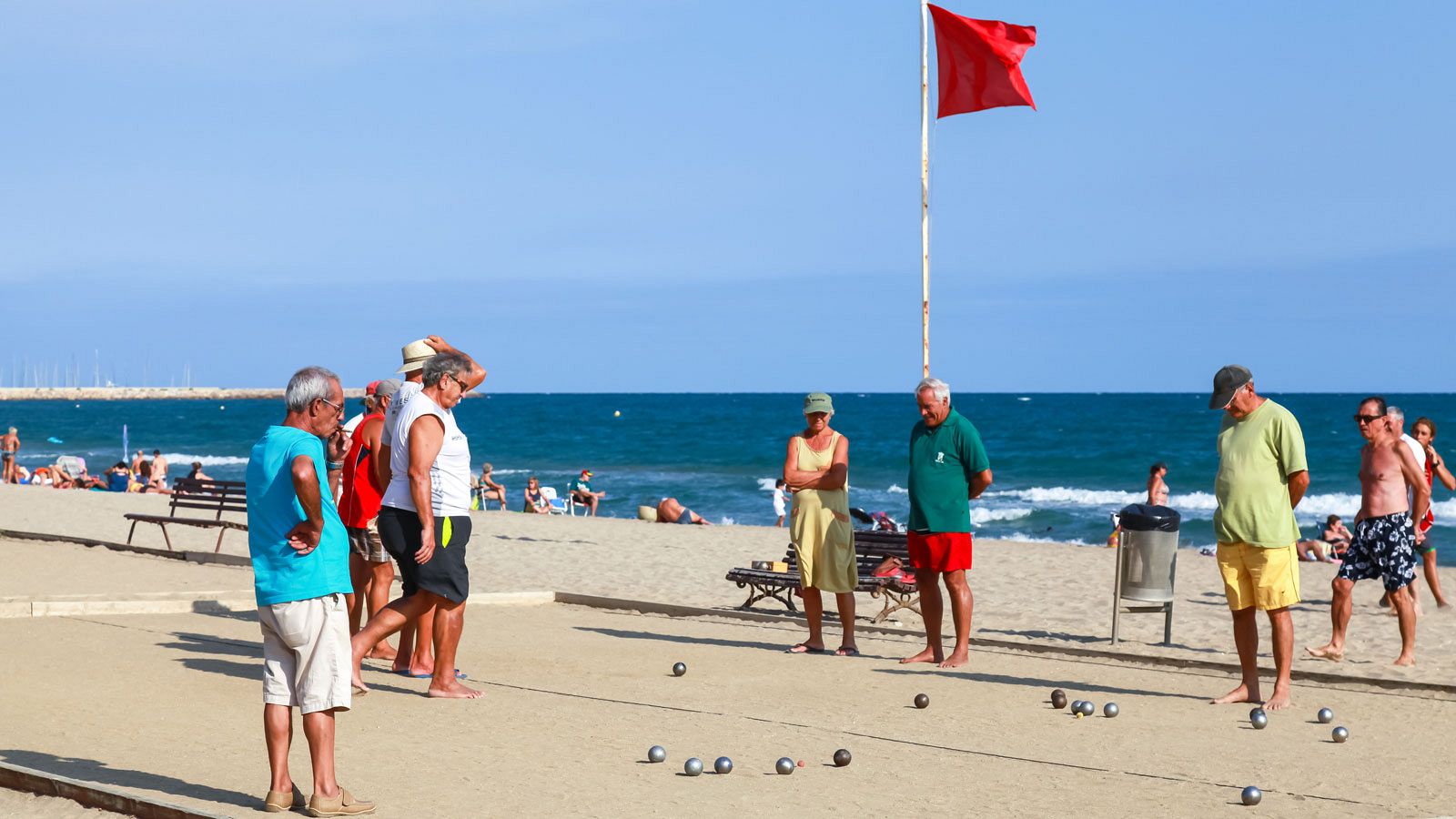 Imagen de archivo de un grupo de personas de la tercera edad en la playa de Calafell
