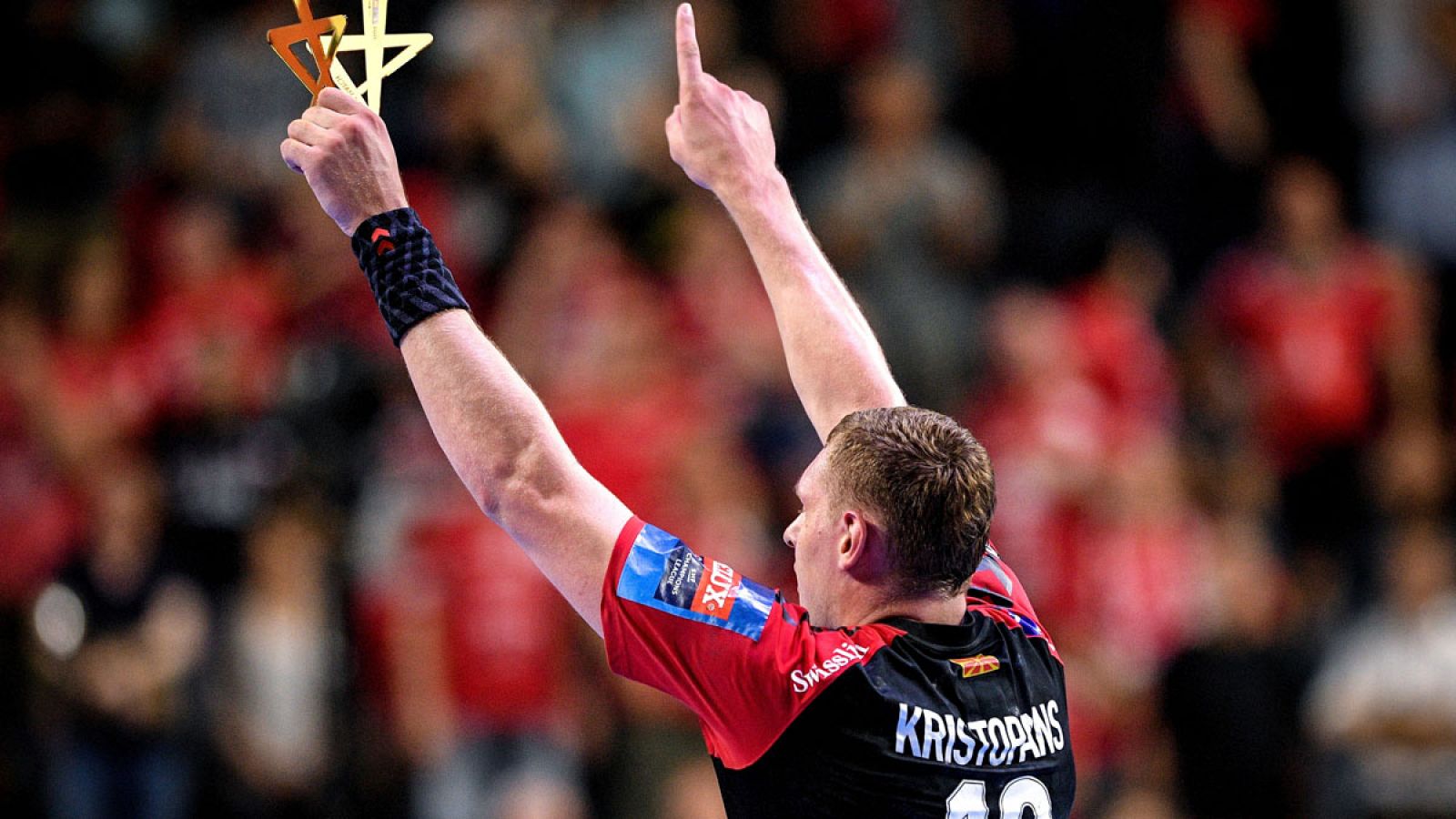 El mejor del partido, Dainis Kristopanis, celebra la victoria de su equipo