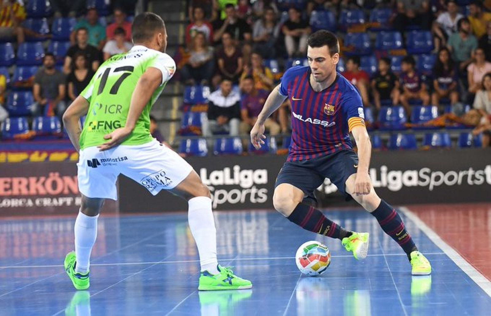 Sergio Lozano trata de superar a Nunes durante el partido.