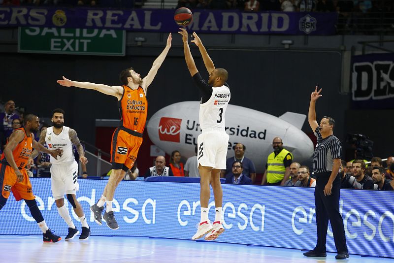 Randolph arrasa al Valencia en el primer partido