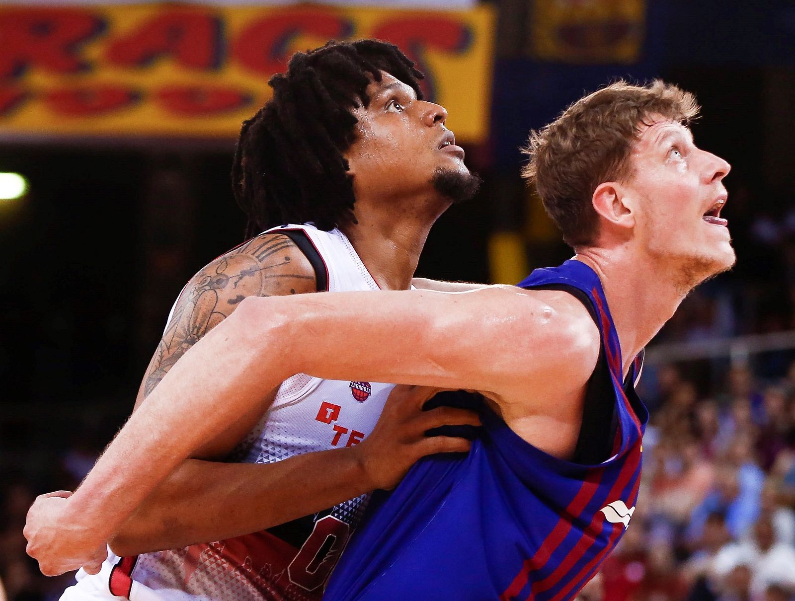 Javier Justiz (i) lucha con Artem Pustovyi