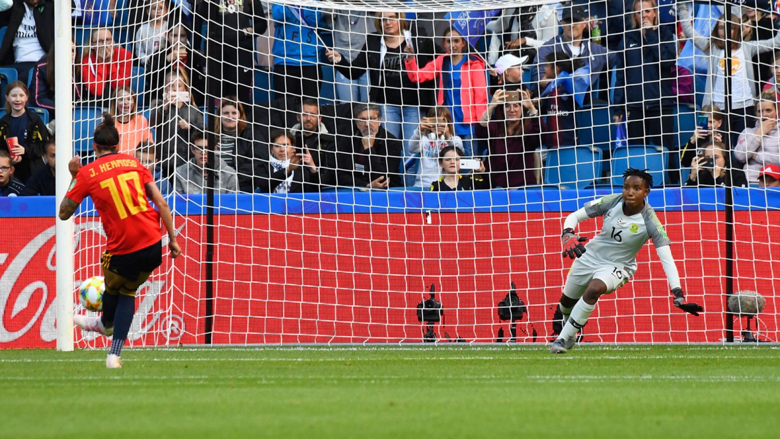 Jennifer Hermoso golpea el primer penalti del partido