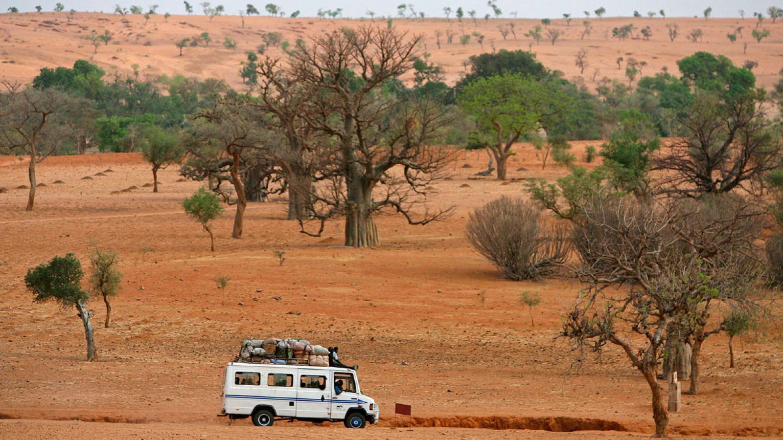Un autobús circula por la localidad de Teli, donde habitan miembros de la tribu Dogon, en Mali
