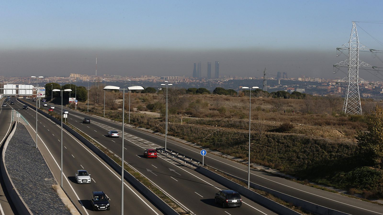 Imagen de archivo en la que se puede apreciar la boina de contaminación que cubre a la ciudad de Madrid.