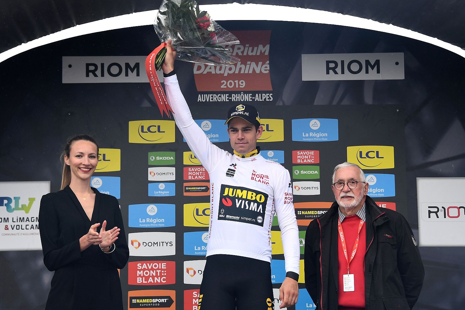 Imagen del vencedor Van Aert en el podio de la cuarta etapa de la Dauphiné 2019.