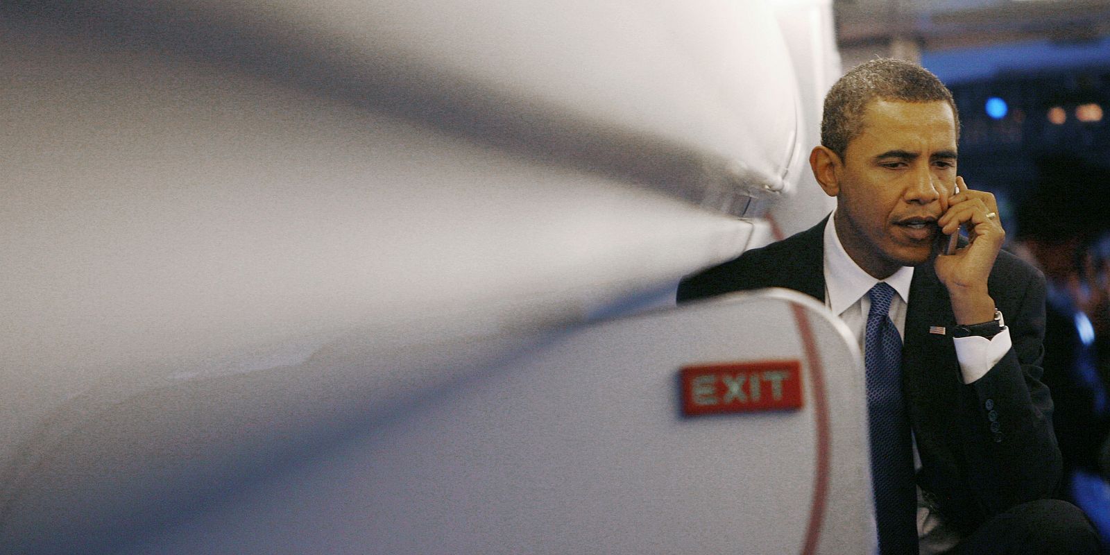 Obama habla por el teléfono móvil