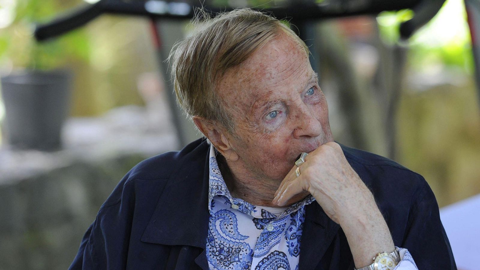 El director italiano Franco Zeffirelli posa junto a su perro en una imagen de archivo durante la presentación de "Zeffirelli. El arte del entretenimiento" en Roma (2015).