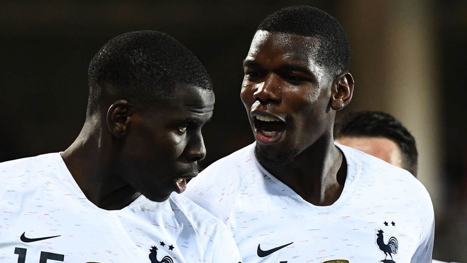 Pogba (d) celebra un gol con Zouma (i)