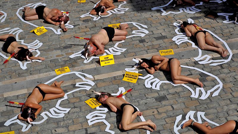 Activistas antitaurinos protestan un año más en Pamplona por los Sanfermines