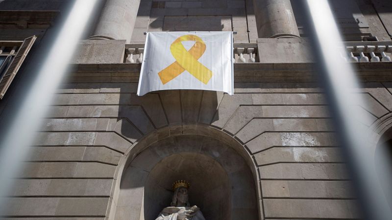 Colau vuelve a colgar el lazo amarillo en la fachada del Ayuntamiento de Barcelona
