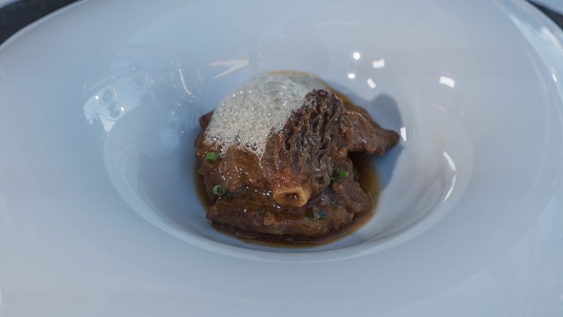 Receta de fricandó con aire de colmenillas de primavera de Valentín