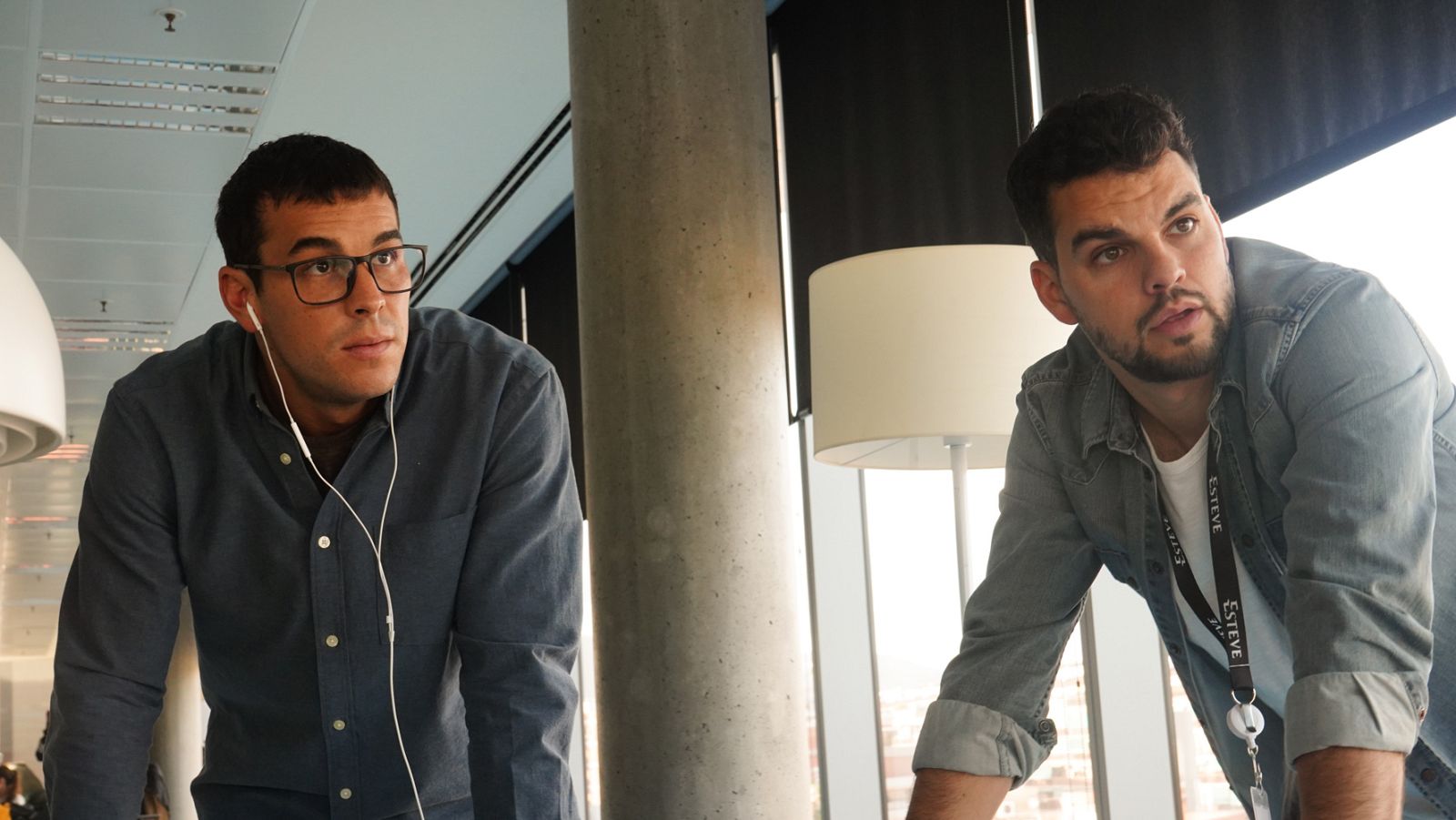 Mario Casas y David Gregori en una imagen del rodaje de 'No matarás'