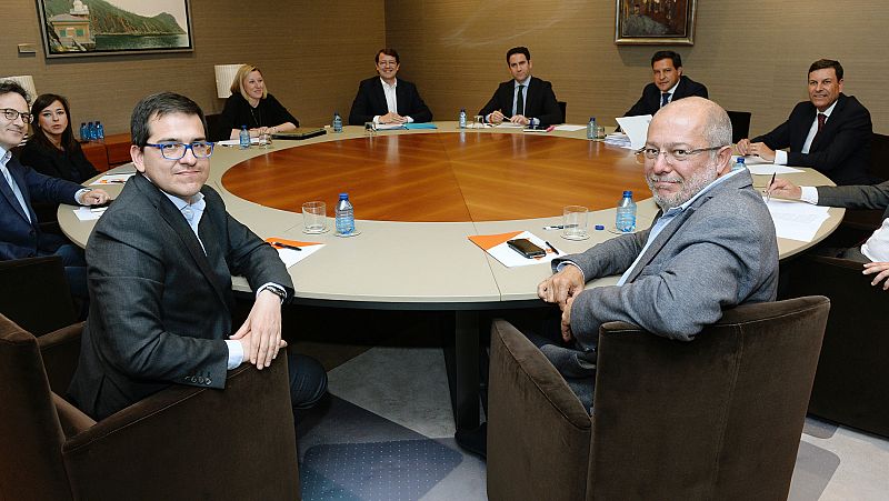 PP y Cs firman un acuerdo de 100 medidas para gobernar Castilla y León